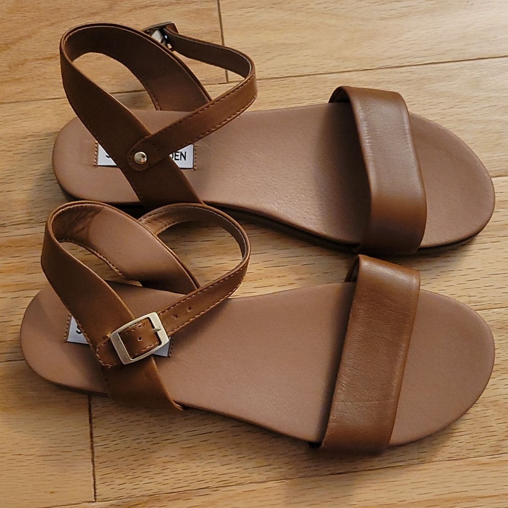 Steve Madden Dina leather sandals 7.5 RUNS SMALL